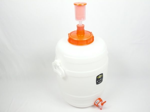 30 Liter Getränkefass rund von Speidel Mostfass mit Hahn NW 10 und Getränkeschützer.